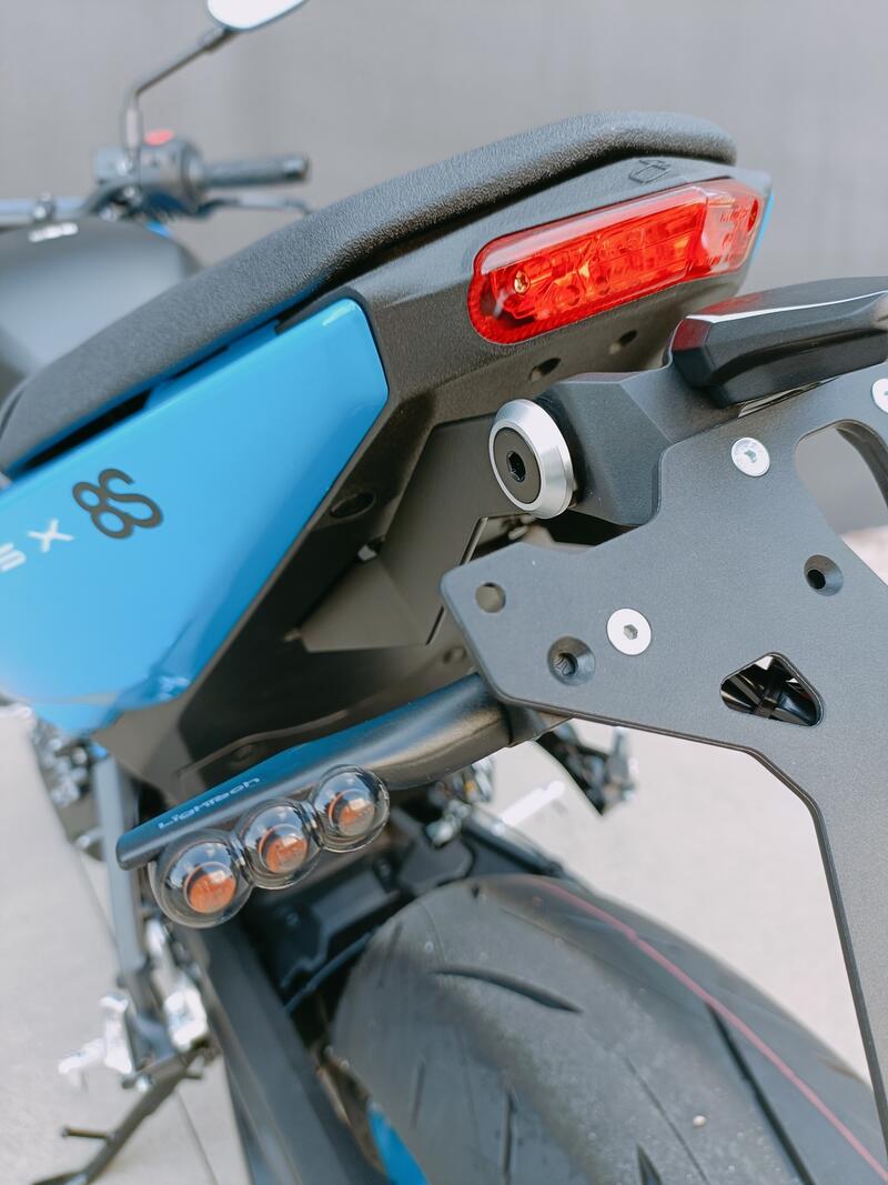 Kit Portatarga Regolabile per Suzuki NeroB3