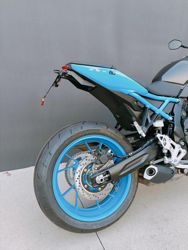 Kit Portatarga Regolabile per Suzuki NeroB3